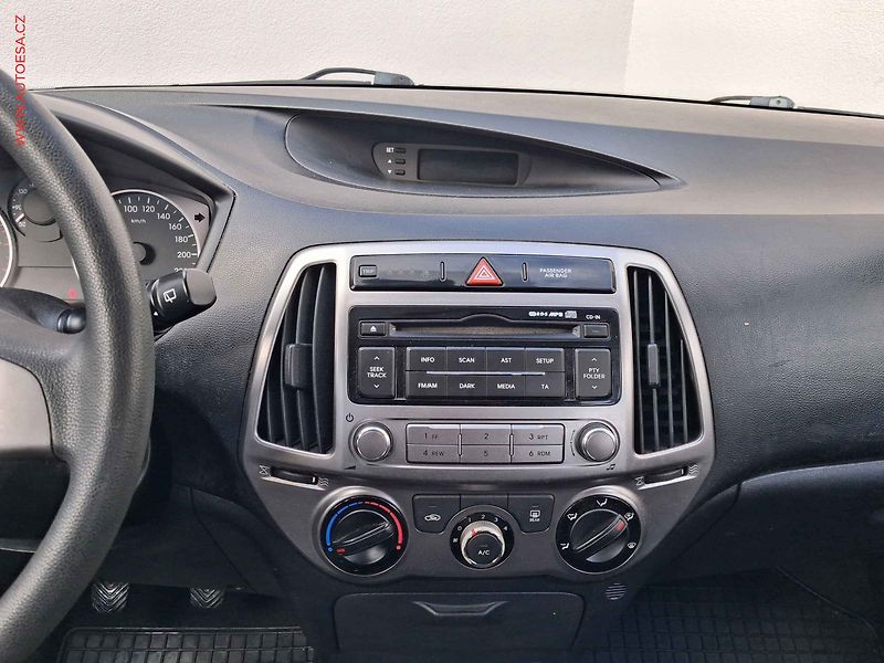 Hyundai i20 (2013) 1.2i, ČR, Klima - fotka 12 z 13