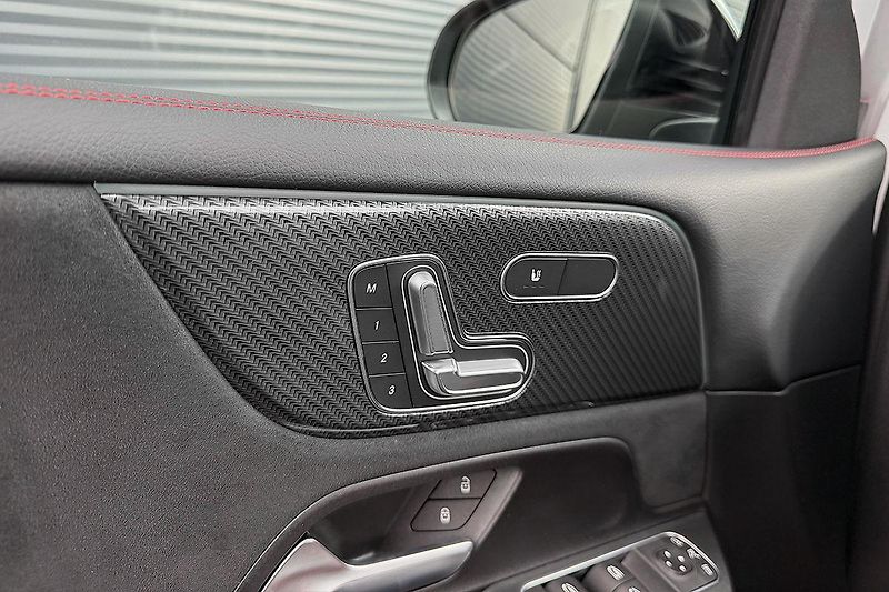 Mercedes-Benz GLB (2024) GLB 200d 4Matic AMG Line - fotka 15 z 63
