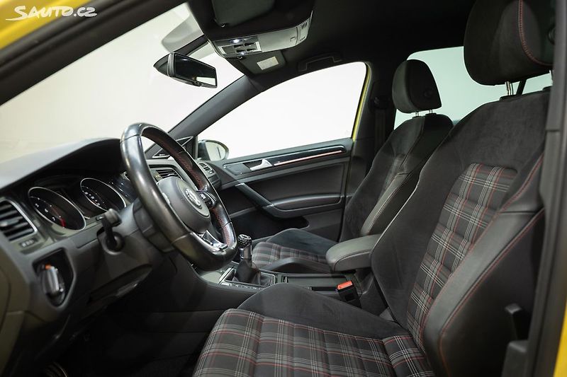 Volkswagen Golf (2016) GTI Performance 2.0 169 kW - fotka 13 z 35