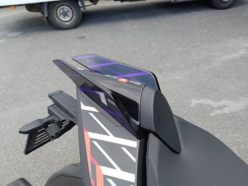 Aprilia Tuono V4 1100 Factory (2026) Shakedown Indigo (sleva 50.0 - fotka 9 z 24