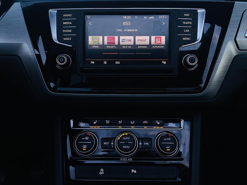 Volkswagen Touran 1.6TDI MANUÁL SERVISKA TAŽNÉ - fotka 33 z 44