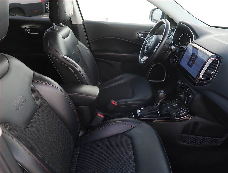 Jeep Compass (2019) 1.4 MultiAir - fotka 9 z 18