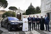 Na konci roku převzal papež Lev XIV nové elektrické BMW.