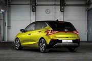 Malý vůz s automatem do půl milionu - Hyundai i20 zezadu.