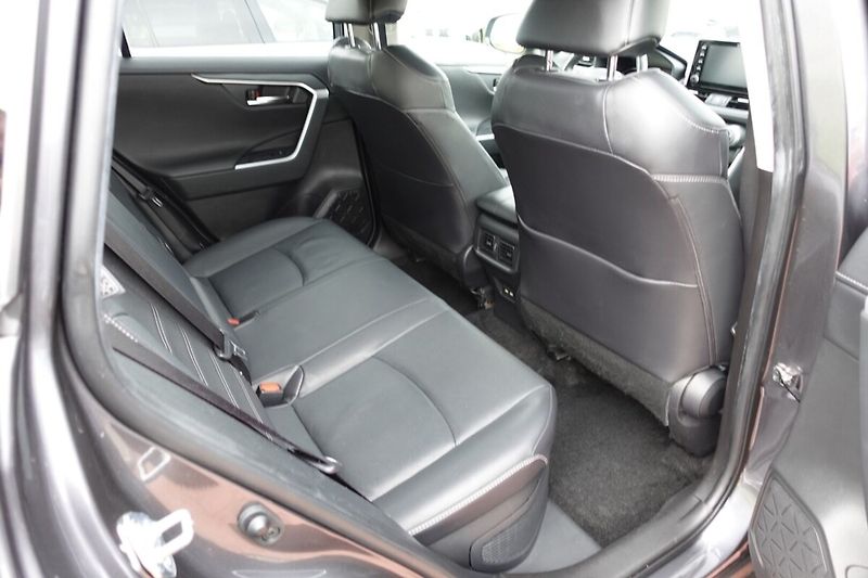 Toyota RAV4 2.5 HEV Executive 4x4 - fotka 15 z 34