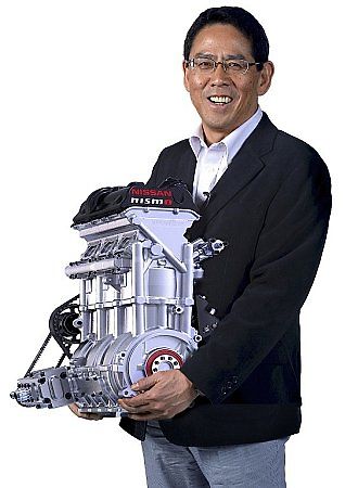 Prezident sportovní divize Nismo Shoichi Miyatani s novým tříválcem pro Le Mans.