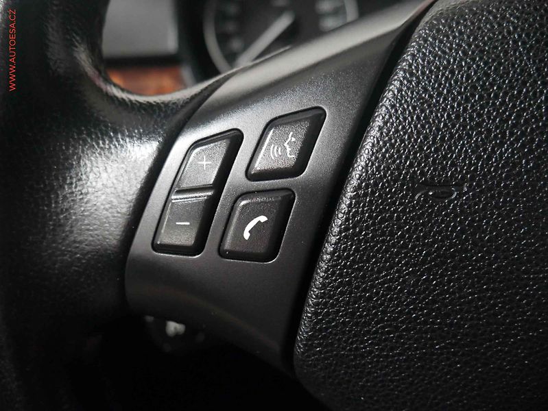 BMW Řada 3 (2010) 2.0d, AC, temp. - fotka 14 z 19