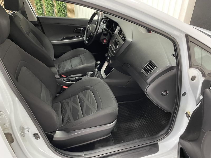 Kia Ceed 1.4 i ČR 1.MAJ.REZERVACE  - fotka 14 z 24