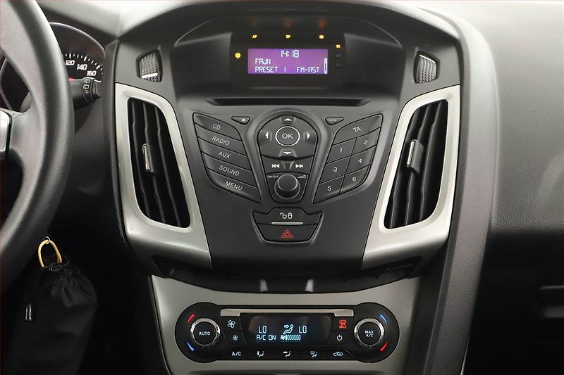 Ford Focus (2012) 1.6 i, Park. senzory - fotka 9 z 12