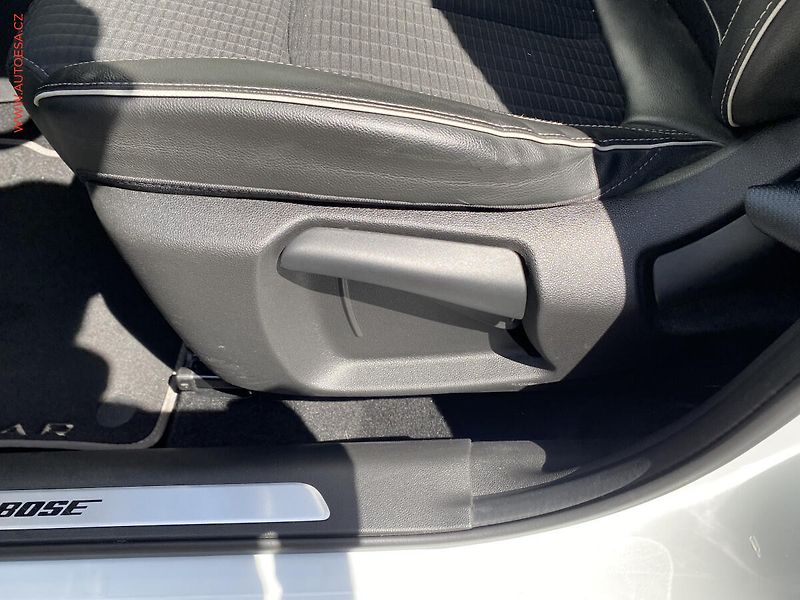 Renault Kadjar (2016) 1.2 TCe, BOSE, AT, LED, panor - fotka 14 z 18
