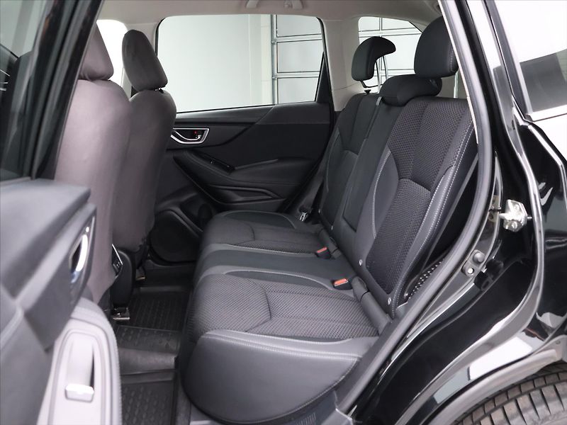 Subaru Forester 2,0 e-Boxer 110kW Comfort CZ - fotka 15 z 38