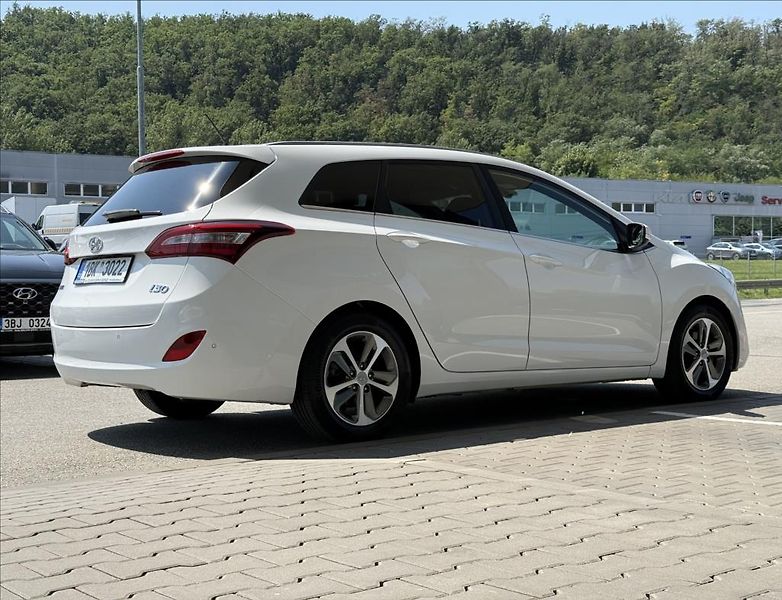 Hyundai i30 1,6 GDI  WG Weekend Design - fotka 3 z 28