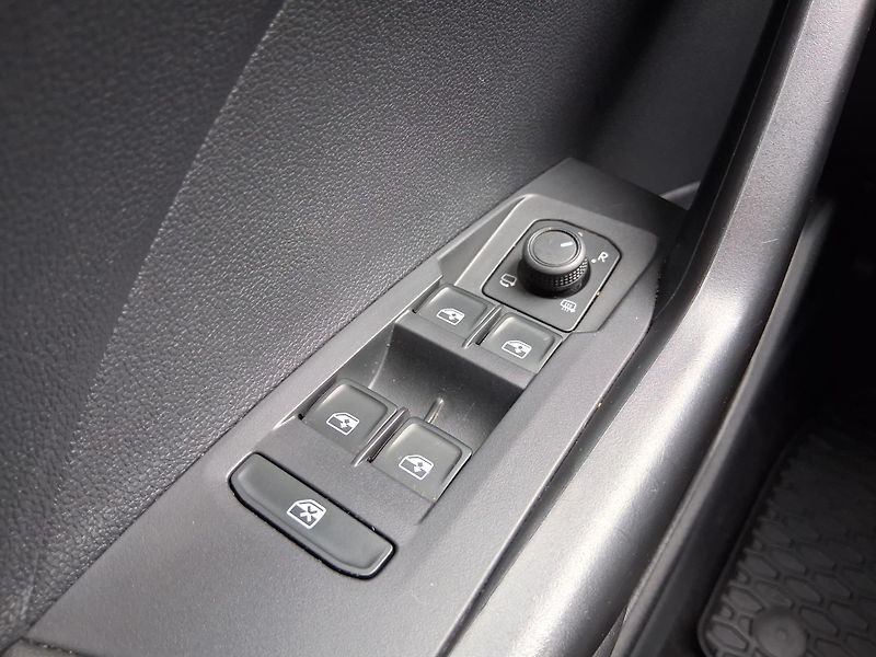 Volkswagen T-Cross LIFE 1.0 TSI 70 kW - fotka 20 z 23