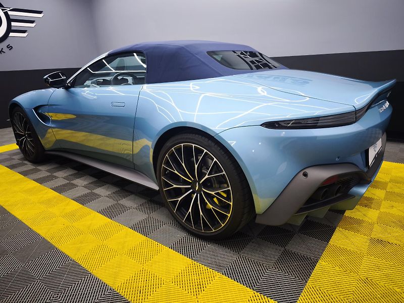 Aston Martin V8 Vantage (2022) - fotka 15 z 33