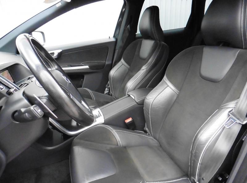 Volvo XC60 2.4 D5 R-Design AWD A/T Navi - fotka 13 z 15