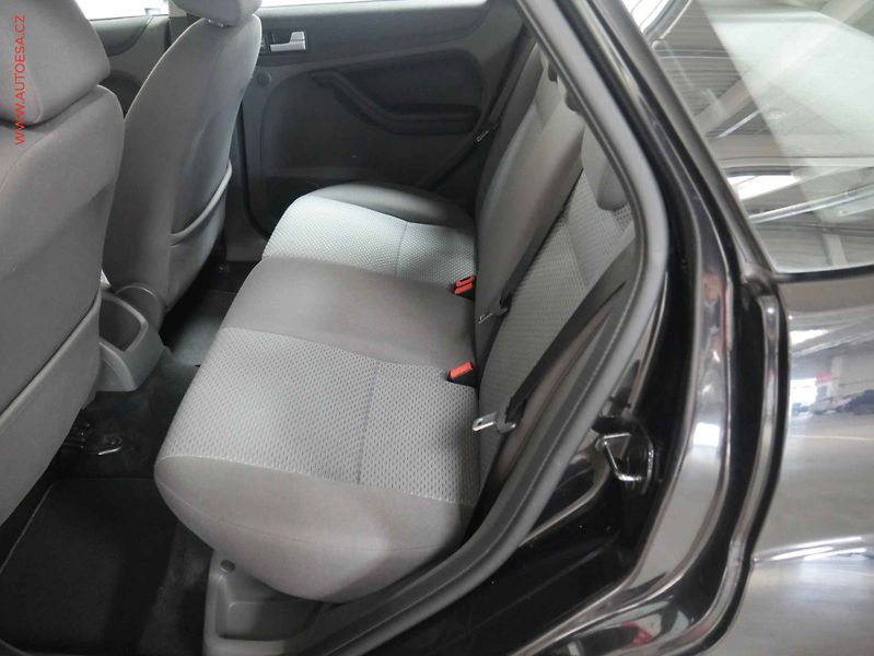Ford Focus (2007) 2.0 i, AC, výhřev sed - fotka 10 z 15