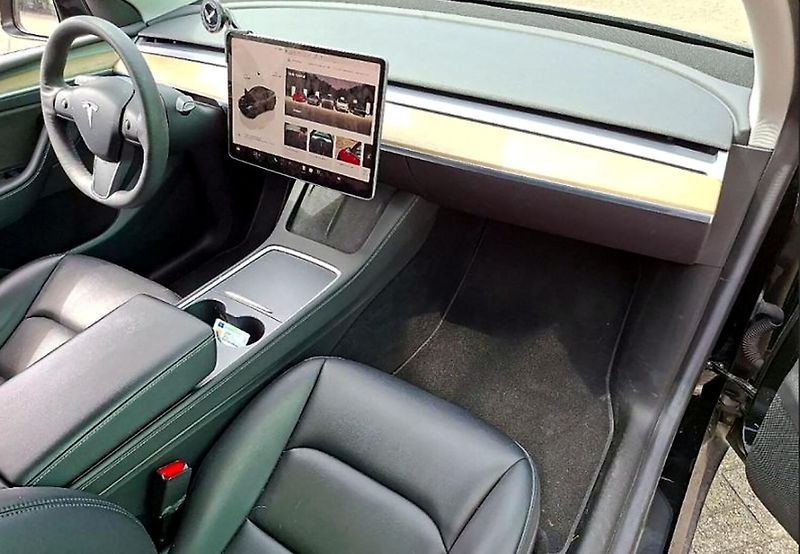 Tesla Model Y (2022) RWD | LFP | AMD Ryzen - fotka 3 z 5