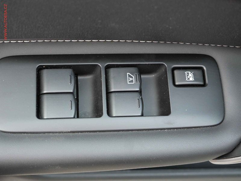 Nissan Qashqai (2012) 2.0i, Tekna, AT, xenon, panor - fotka 11 z 20