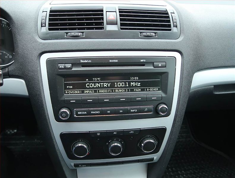 Škoda Octavia (2011) Ambiente 1.4 TSI, Serv.kniha - fotka 12 z 15