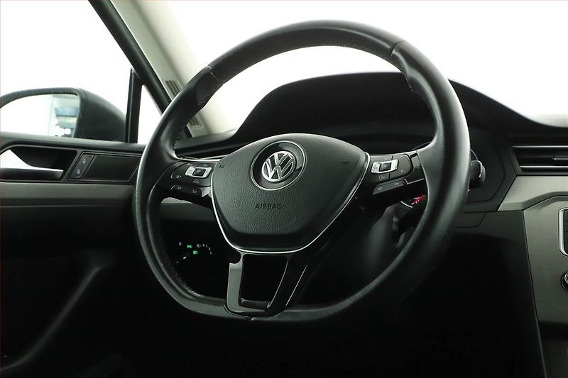 Volkswagen Passat (2015) 2.0 TDI, Navi, Tempomat - fotka 17 z 21