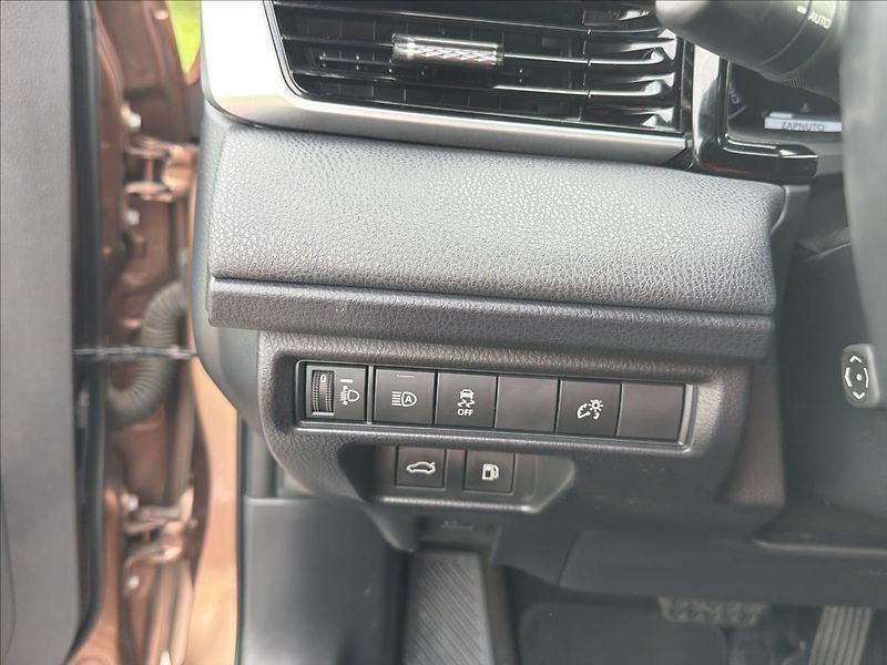Toyota Camry 2,5 HEV 231 k Hybrid Prestige - fotka 32 z 36