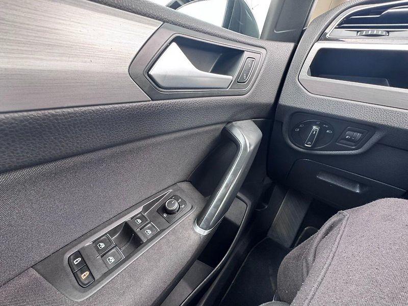 Volkswagen Touran (2016) 7X 2,0 TDI 110 KW 2 MAJ TAŽNÉ - fotka 26 z 50
