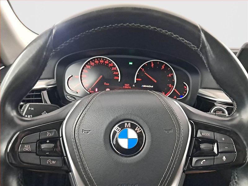 BMW Řada 5 (2017) Luxury Line 520d xDrive, 4X4 - fotka 28 z 28