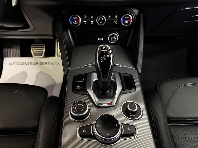 Alfa Romeo Stelvio VELOCE 206kW Q4 PANO LED R21 - fotka 29 z 41