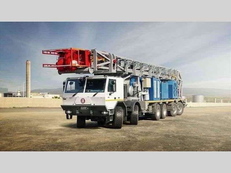 Tatra Force 8x8 – vozidlo pro přepravu potrubí.