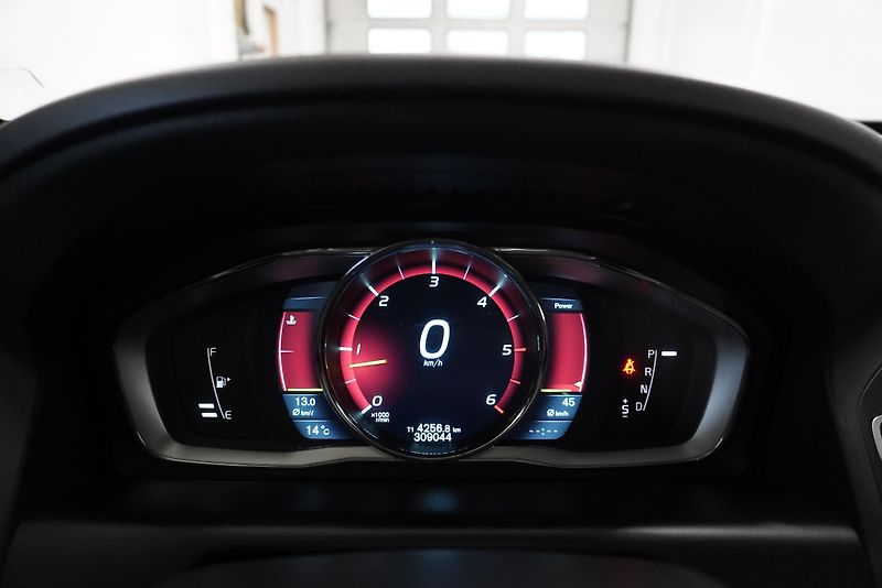 Volvo XC60 2,4 D5 AWD AUTOMAT - fotka 25 z 38