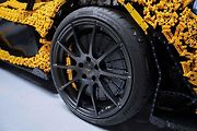 Replika McLarenu P1 v reálné velikosti se skládá z 342 817 dílků, váží přibližně 1220 kilogramů.