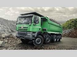 Tatra Force 8x8 – vozidlo pro přepravu potrubí.
