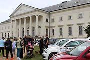 Z 33. Mezinárodního srazu Beetle a New Beetle na téma Naruby u zámku Kačina ve Svatém Mikuláši.