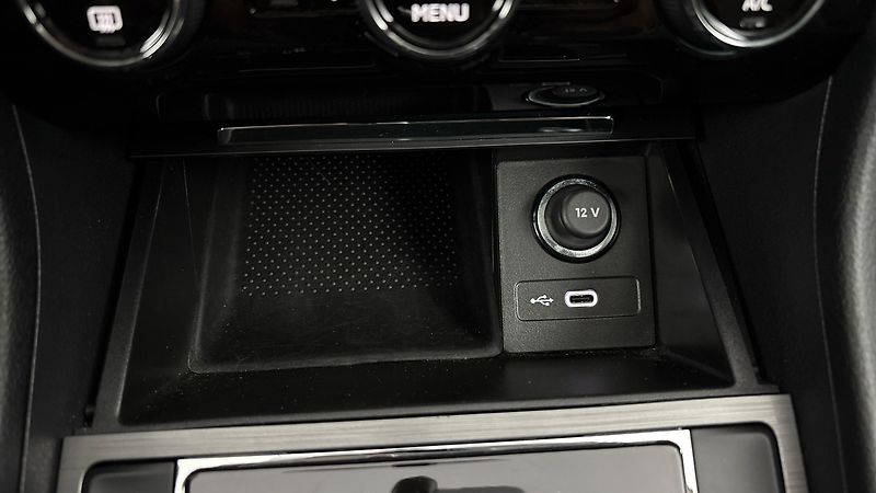 Škoda Superb 2.0 TSI DSG Style Combi - fotka 23 z 29