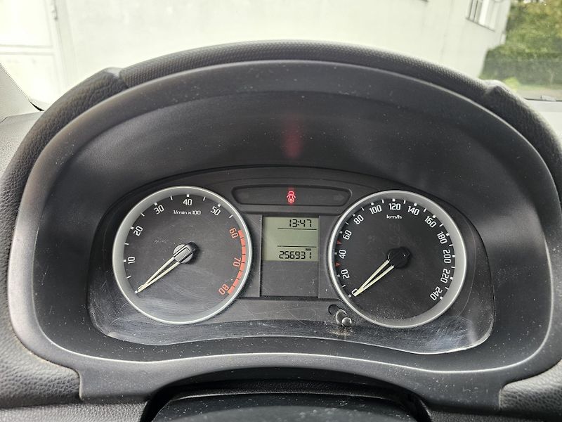 Škoda Fabia (2008) 2 1.2 HTP KLIMA - fotka 11 z 17
