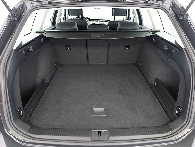 Volkswagen Passat (2018) 2.0 TDI, Automat, Serv.kniha - fotka 19 z 20