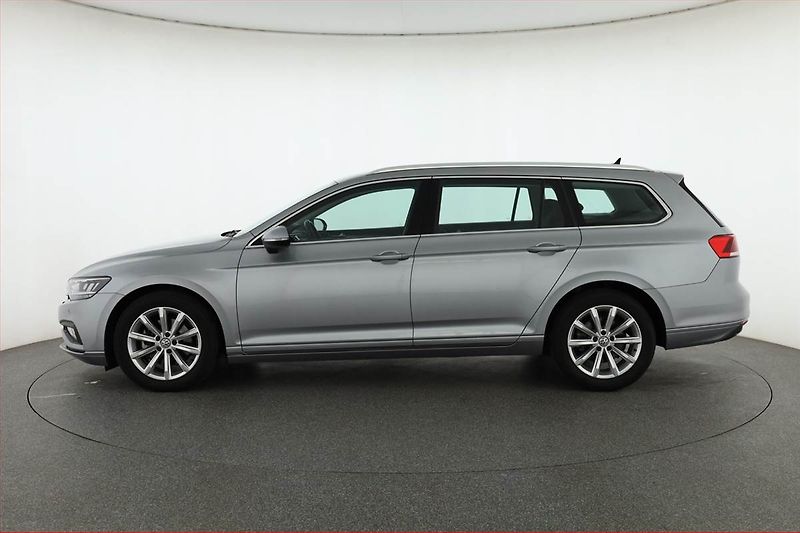 Volkswagen Passat (2020) Business 2.0 TDI, Automat - fotka 3 z 17