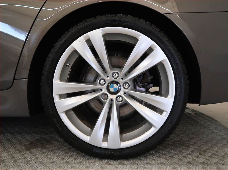 BMW Řada 5 (2016) 520d xDrive, 4X4, Automat - fotka 15 z 20