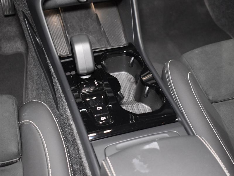 Volvo XC40 2,0 B4 Ultra Panorama,BLIS - fotka 14 z 24