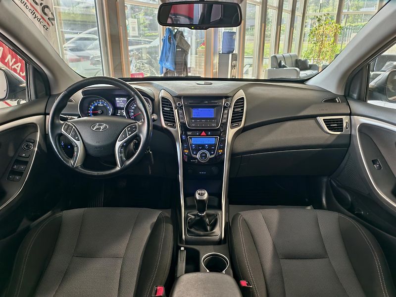 Hyundai i30 1.6 GDi 88kW KAMERA VÝHŘEVY ČR - fotka 9 z 23