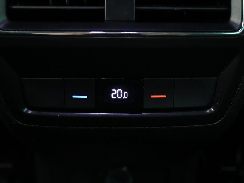 Škoda Karoq 2,0 TDI 4x4 DSG Style LED DPH - fotka 25 z 32
