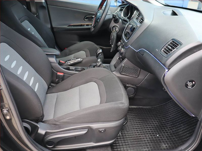 Kia Ceed (2012) Gold 1.6 GDI, Serv.kniha, Navi - fotka 9 z 19