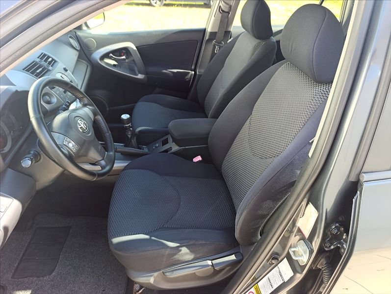 Toyota RAV4 2,2 D-4D 4x4 Aut.klimatizace - fotka 14 z 32