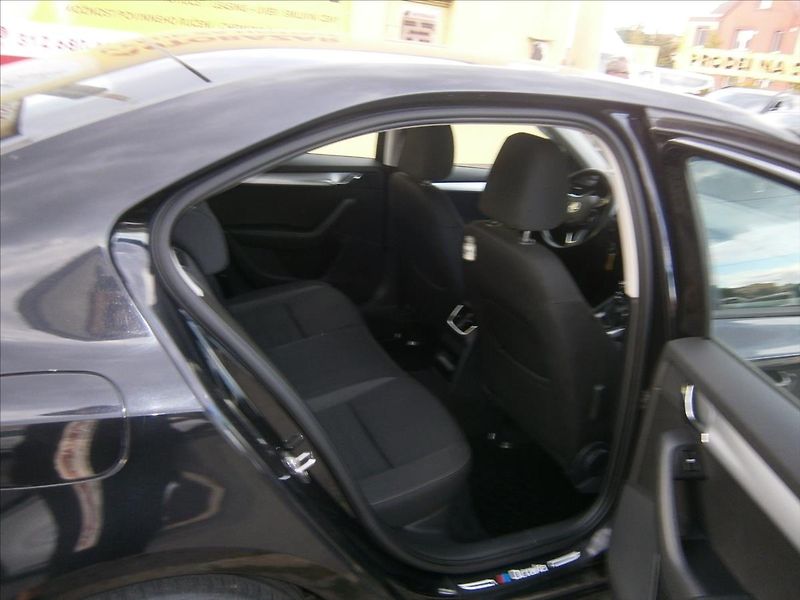 Škoda Octavia 1,6 TDI KLIMA  koup. ČR - fotka 14 z 15