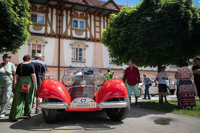 Automobilové skvosty byly k vidění v sobotu v lázeňském městě, kde se při závěru akce Concours d’Elegance Luhačovice 2026 představilo více než 50 historických automobilů z několika evropských zemí.