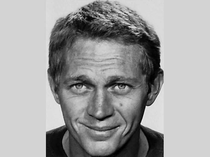 Jeden z představitelů hrdiny z filmu Sedm statečných, Steve McQueen (druhý zleva), jel v roce 1964 mezinárodní motocyklový závod Šestidenní, jako člen týmu USA.