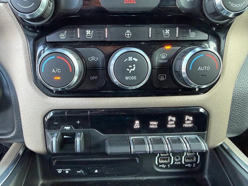 Dodge RAM (2019) +LARAMIE+LONGBED+HEMI+ - fotka 18 z 21