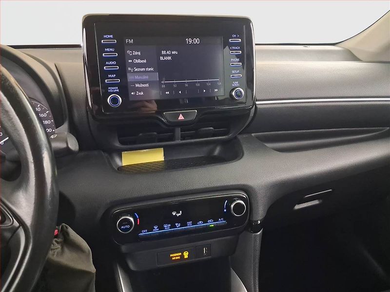 Toyota Yaris (2021) 1.5 Hybrid, Automat, ČR,1.maj - fotka 12 z 16