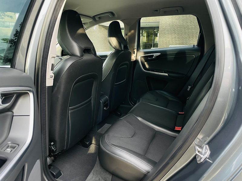 Volvo XC60 2.4D 5VÁLEC 1.MAJITEL SERVISKA - fotka 31 z 43