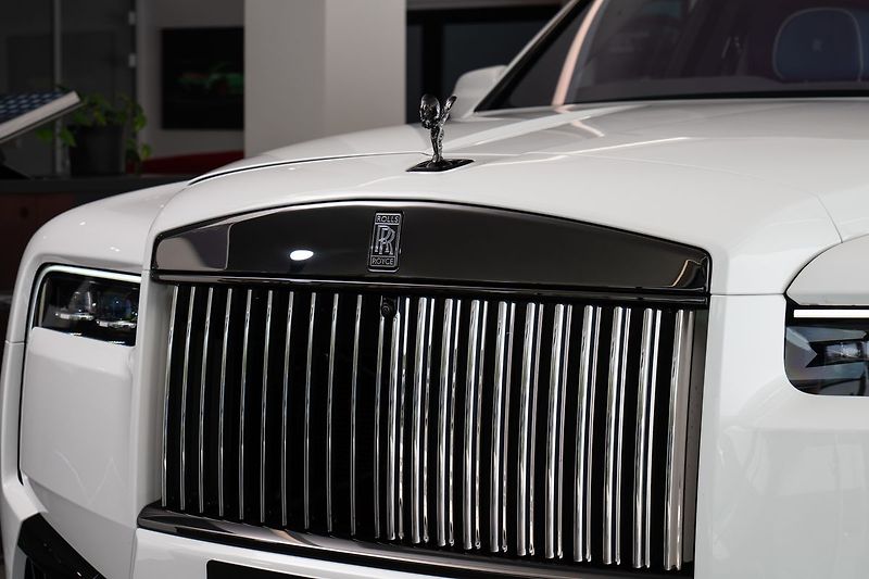 Rolls-Royce Cullinan Black Badge/Bespoke/Starling r - fotka 38 z 38